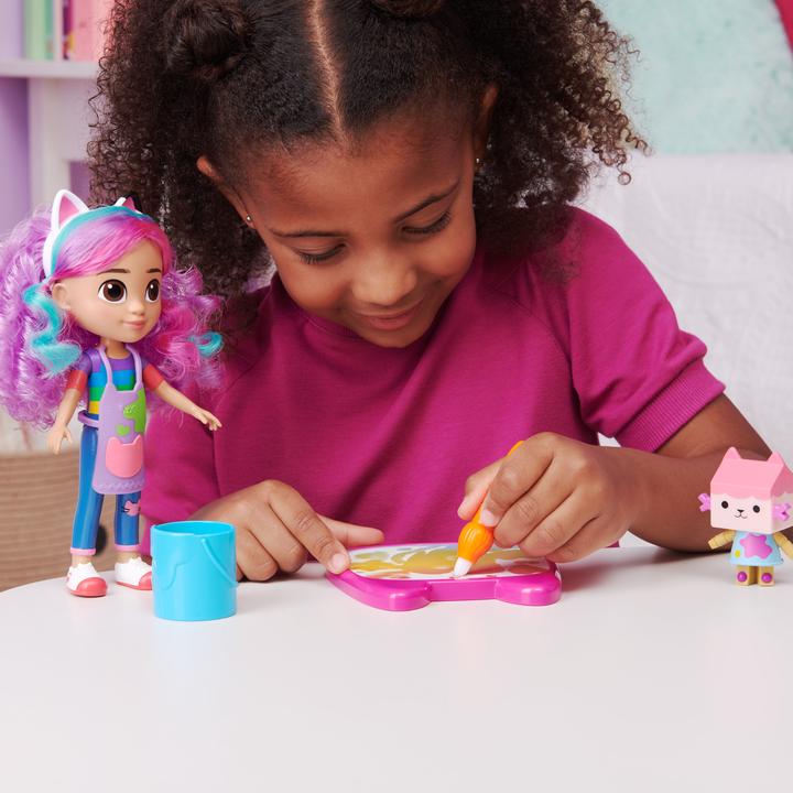Immagine prodotto Spin Master Gabby's Dollhouse, set di gioco Deluxe Crea con Gabby Arcobaleno, bambola e accessori, con lavagnett