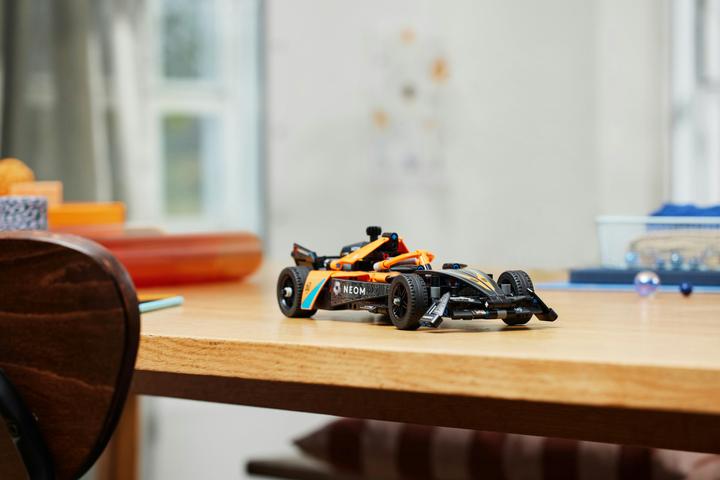 Produktbild LEGO NEOM McLaren Formula E Race Car (42169, LEGO Technic)