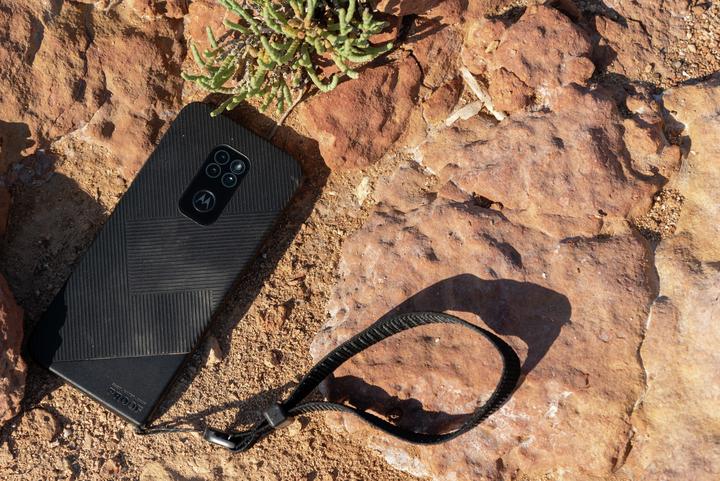 Produktbild Motorola Defy (64 GB, Forged Green, 6.50", Dual SIM, 48 Mpx, 4G)