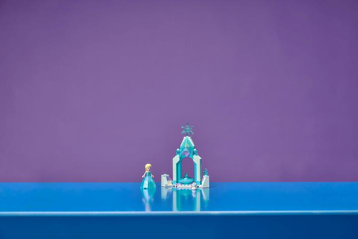 Actual product image LEGO Elsa's castle courtyard (43199, LEGO Disney)