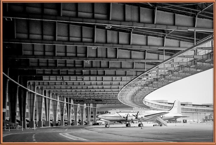 Immagine prodotto Juniqe Hangar per aeroplani (13 x 18 cm)