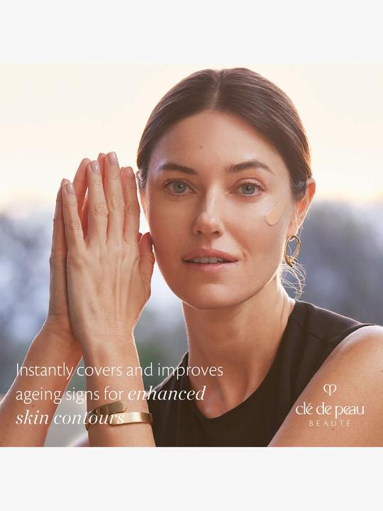 Actual product image Clé De Peau Radiant Cream Foundation O20 (O20 - Light Medium Ocher)