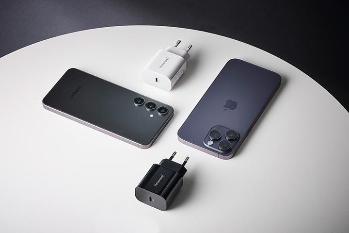 Image du produit Intenso Power Adapter W20C, 20W, USB-C Anschluss, für iPhone, Samsung Galaxy, iPad und mehr, schwarz (20 W)