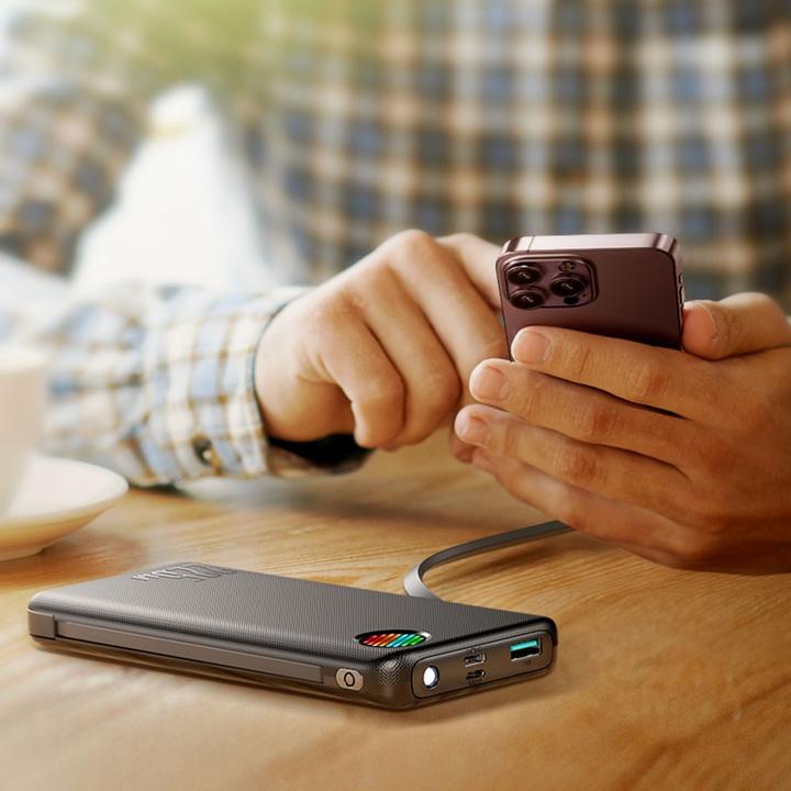 Productafbeelding Joyroom JR-L014 22,5 W 10000 mAh powerbank met geïntegreerde USB-C/ Lightning-kabels + USB-A - USB-C (10000 mAh, 12 W, 37 Wh)