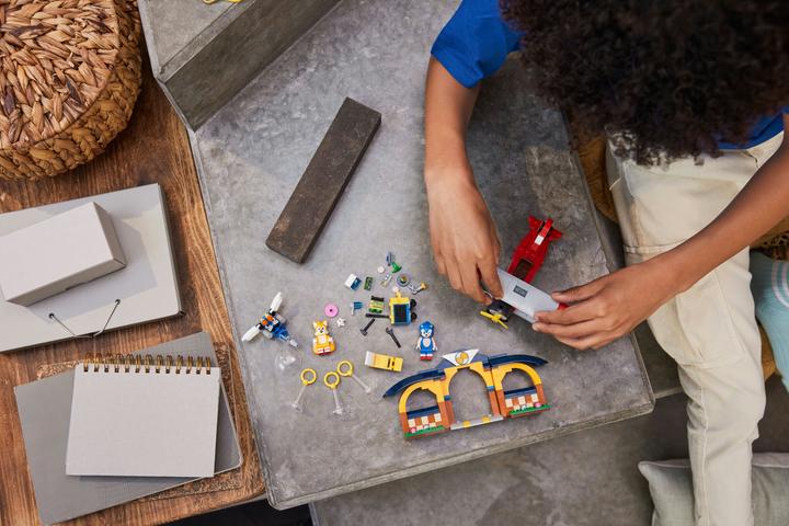 Actual product image LEGO Tails' tornado plane with workshop (76991, LEGO Sonic)