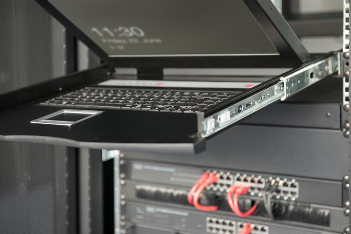 Produktbild Digitus Modulare Konsole mit 483cm 19Zoll TFT 16 Port Cat.5 KVM & Touchpad deutsche Tastatur RAL...