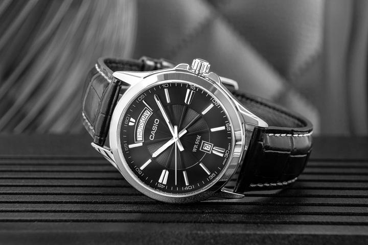 Actual product image Casio MTP-1381L-1A (Analogue wristwatch, 46.60 mm)