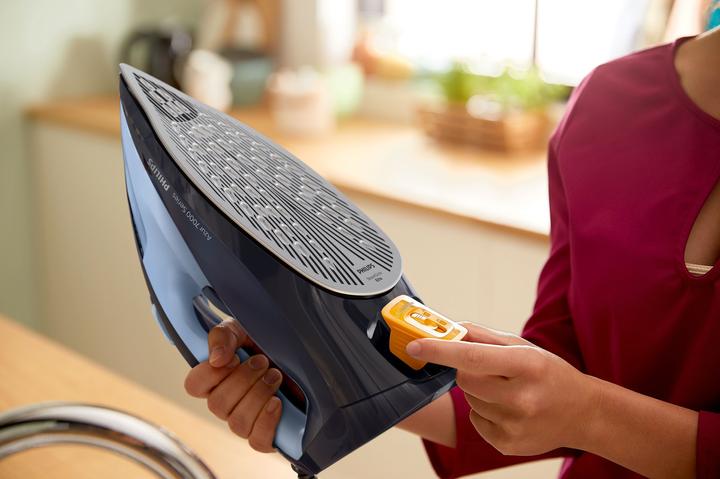 Actual product image Philips Steam Glide Elite - 2m cord (DST7041/21) (2400 W, 250 g/min)