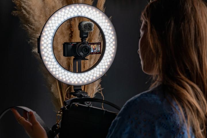 Actual product image Sony Alpha ZV-E10L (16 - 50 mm, 24 Mpx, APS-C / DX)