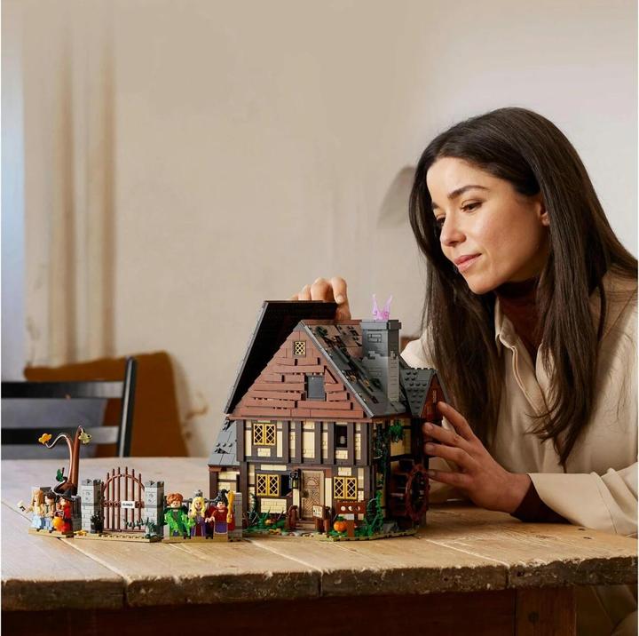 Produktbild LEGO Disney Hocus Pocus: The Sanderson Sisters' Cottage (21341, LEGO Ideas, LEGO Seltene Sets)