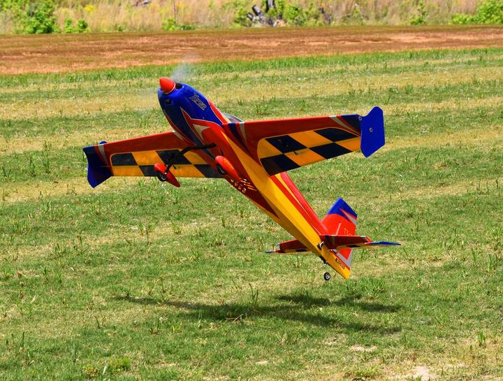 Produktbild Extremeflight-RC extra 300 48" v2 plus rot/blau/gelb arf mit tragflächen-schnellverschluss