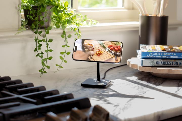 Actual product image TwelveSouth HiRise 2 Deluxe (Qi2) (15 W)