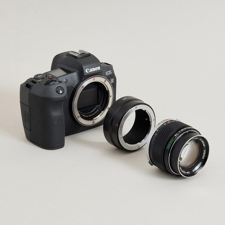 Produktbild Urth Lens Mount Adapter: Compatible with Olympus OM Lens to Canon RF Camera Body