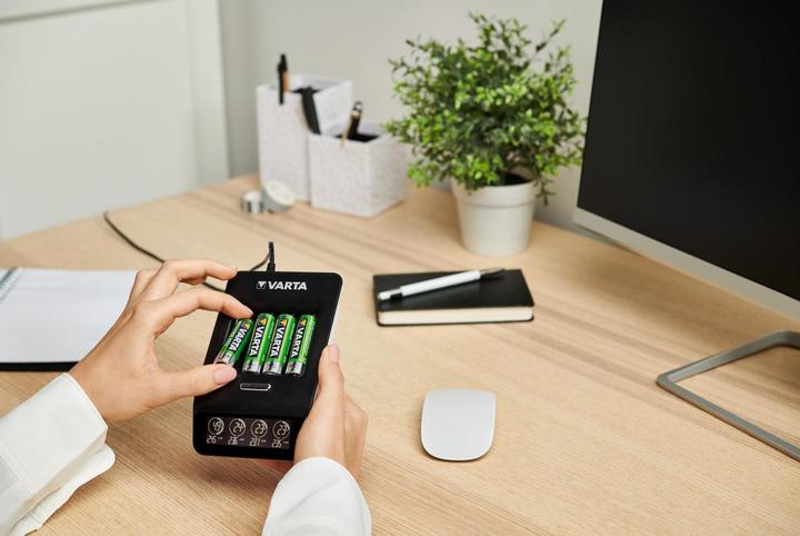 Produktbild Varta LCD Ultra Fast Charger+ (1 Stk., AA, 2100 mAh, Ladegerät inkl. Akku)