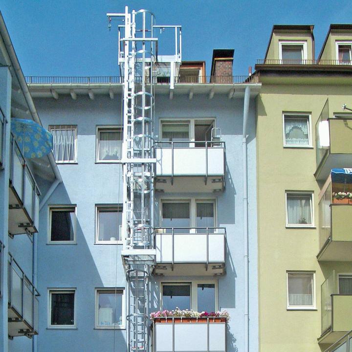 Produktbild Munk Mehrzügige Steigleiter mit Rückenschutz (Notleiter) Stahl verzinkt 19,96m (Mehrzweckleiter, 1996 cm)