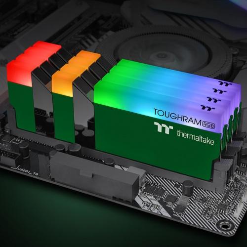 Produktbild Thermaltake TOUGHRAM RGB Racing Green 16GB (2x8GB) DDR4 3600MHz C18 Memory (2 x 8GB, 3600 MHz, DDR4-RAM, DIMM)