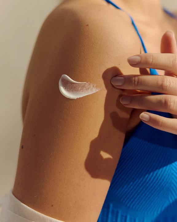 Actual product image NIVEA Protect & Moisture (Suntan lotion, SPF 50+, 200 ml, 240 g)
