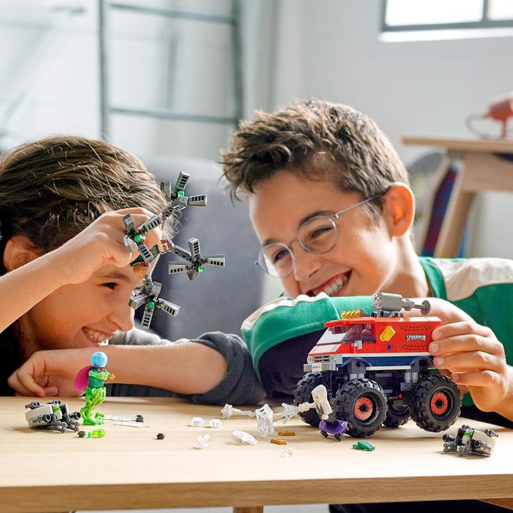Produktbild LEGO Spider-Mans Monstertruck gegen Mysterio (76174, LEGO Marvel)