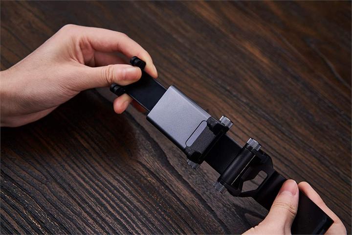 Actual product image 8bitdo Mobile Gaming-Clip (Xbox Series X)