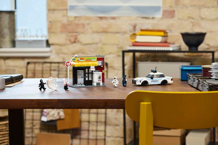 Produktbild LEGO Spider-Verse: Miles Morales vs. Spot (76311, LEGO Marvel)