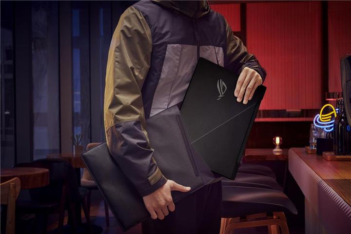 Actual product image ASUS ROG Zephyrus Duo 15 SE (15.60", AMD Ryzen 9 5980HX, 32 GB, 2000 GB, CH)