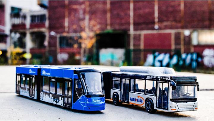 Produktbild Majorette Man City Bus und Siemens Avenio Tram