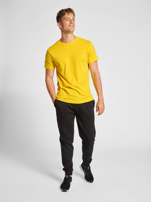 Actual product image hummel Hmlred Basic T-Shirt S/S (S)