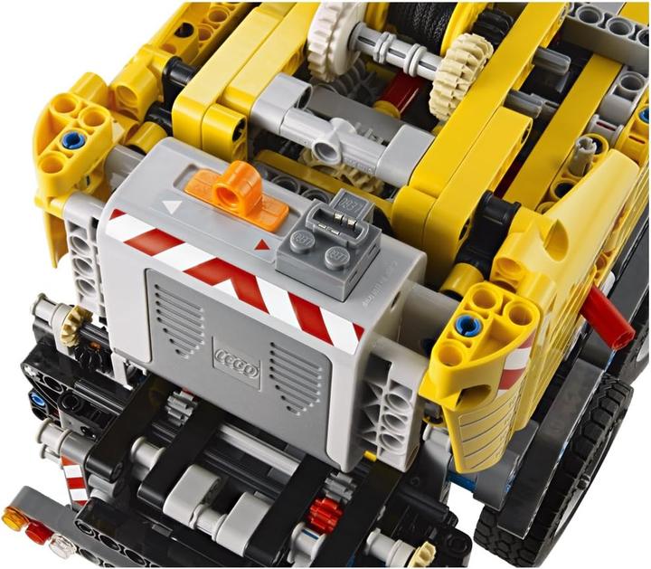 Actual product image LEGO Mobile heavy duty crane (42009, LEGO Technic)