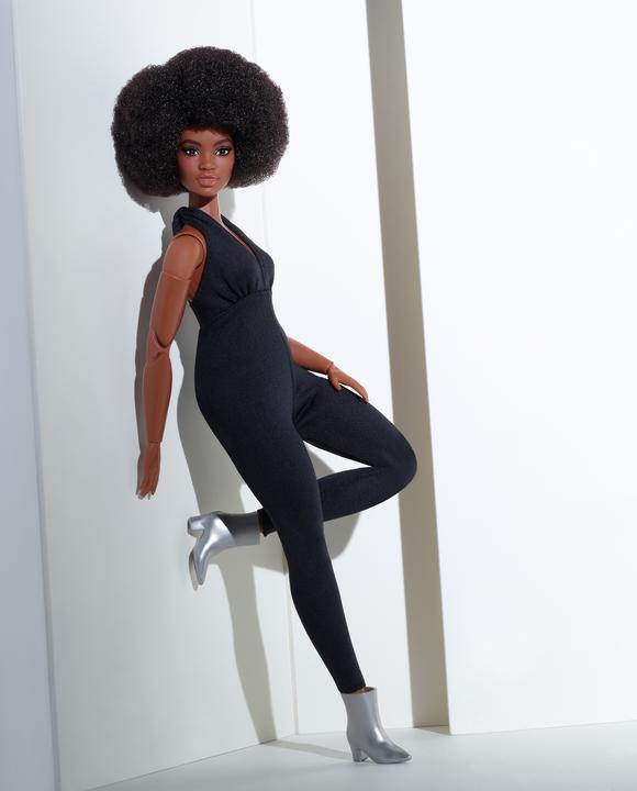 Productafbeelding Barbie Signature Looks Doll: Curvy (brunette).