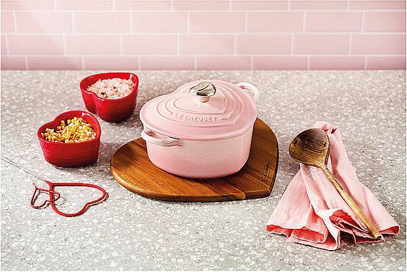 Image du produit Le Creuset Rôtissoire à coeur avec bouton de coeur Shell Pink (20 cm, Cocotte + faitout, Fonte)