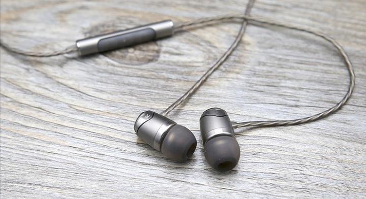 Produktbild SoundMagic E11C stalowy - słuchawki przewodowe (keine Geräuschunterdrückung, Kabelgebunden)