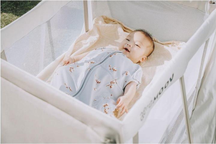 Actual product image AeroMoov Instant travel bed