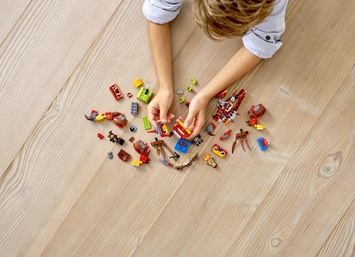 Actual product image LEGO Lucy (70827, LEGO DC)
