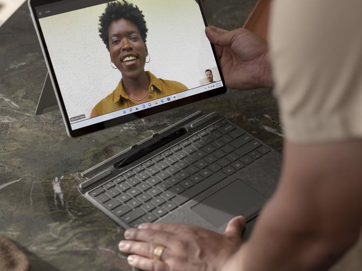 Produktbild Microsoft Surface Pro X (13", Microsoft SQ1, 8 GB, 128 GB, DE)