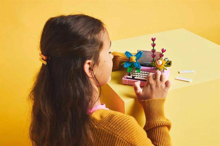 Actual product image LEGO Schreibmaschine mit Blumen (31169, LEGO Creator 3-in-1)