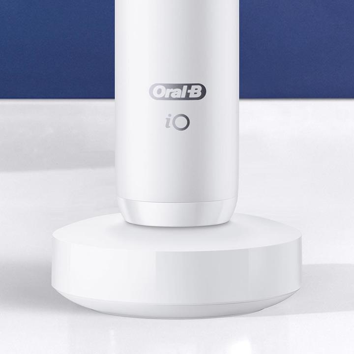 Actual product image Oral-B iO Series 8 (Oscillating toothbrush)
