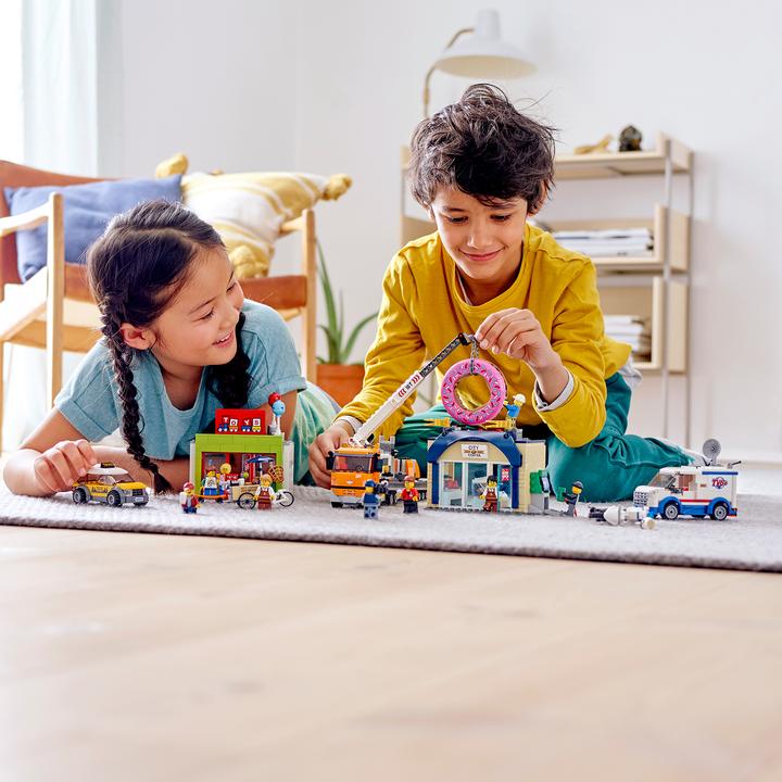 Image du produit LEGO Ouverture d'une grande beignerie (60233, LEGO City)