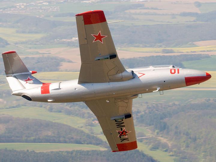 Immagine prodotto Smartbox Nei cieli della Slovacchia: un volo adrenalinico di 30 minuti su un caccia L-29 Dolphin (1 pers.)