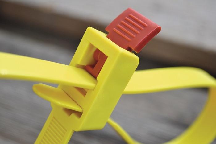 Actual product image HellermannTyton Cable tie SpeedyTie® (L x W) 750 mm x 13 mm SPEEDYTIE-PA66-YE-V1 Color: Yellow, Red 5 pcs. (Plastic cable ties, 750 mm, 5 pcs.)