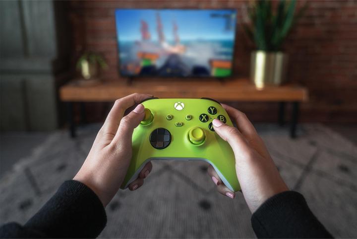 Actual product image Microsoft Wireless Controller - Electric Volt (Xbox Series S, Xbox One S, PC, Xbox One X, Xbox Series X)