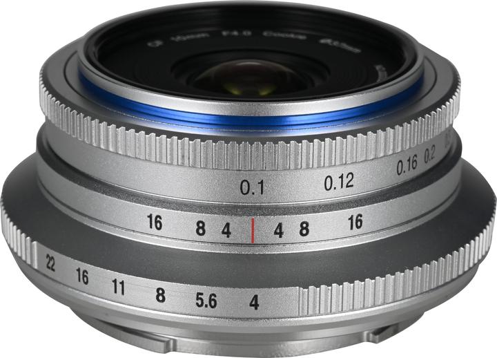 Produktbild Laowa 10mm 1:4 Pancake L-Mount (APS-C) silber (Manual Focus) (Neuheit) (L-Mount, APS-C / DX)