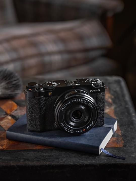 Actual product image Fujifilm X-M5 + Fujinon XC 15-45mm F3.5-5.6 OIS PZ (15 - 45 mm, 26.10 Mpx, APS-C / DX)