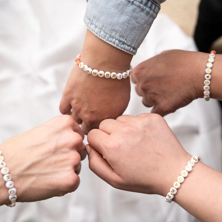 Immagine prodotto Papierdrachen 4 Perlenarmbänder Brautjunfer – TEAM <3 BRIDE (Materiale sintetico, Gomma, Tessuto)