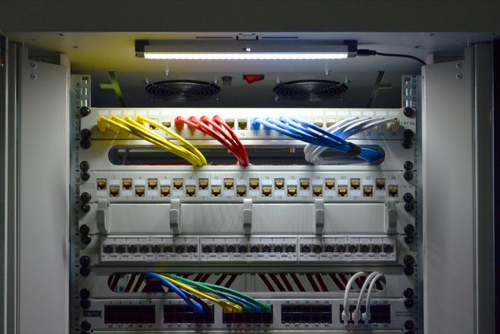Actual product image Digitus LED lighting for network and server racks 220V 25mA 270lm 6000K LED Magnetic holder