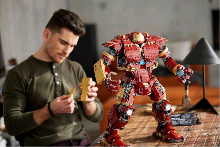 Actual product image LEGO Hulkbuster (76210, LEGO Marvel, LEGO Rare Sets)