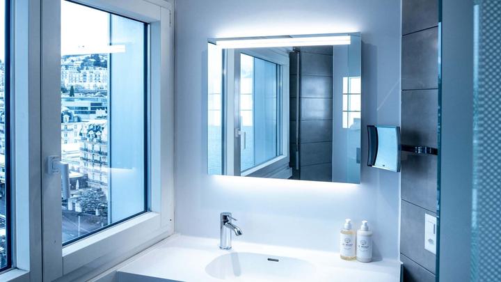 Produktbild Schneider ARANGA LED Lichtspiegel, mit Spiegelheizung und Steckdose, 515x48x700mm, Lichtbänder oben