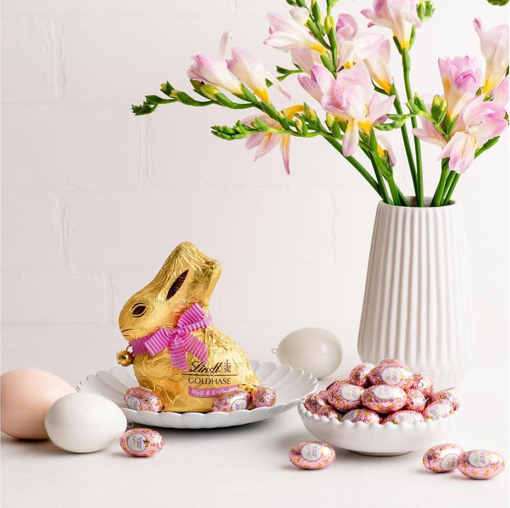 Actual product image Lindt Gold Bunny White & Strawberry (104 g)
