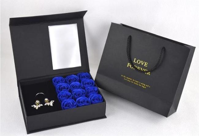 Produktbild MU Style Square Series Geschenkbox mit Rosen (18x13x5 cm) (Geschenkbox, 1 x)