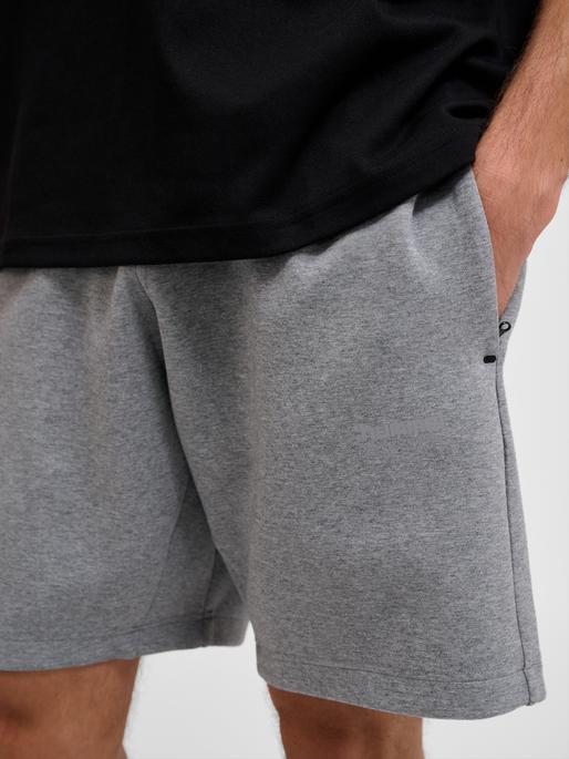 Actual product image hummel hmlTECH FLEECE SHORTS (L)