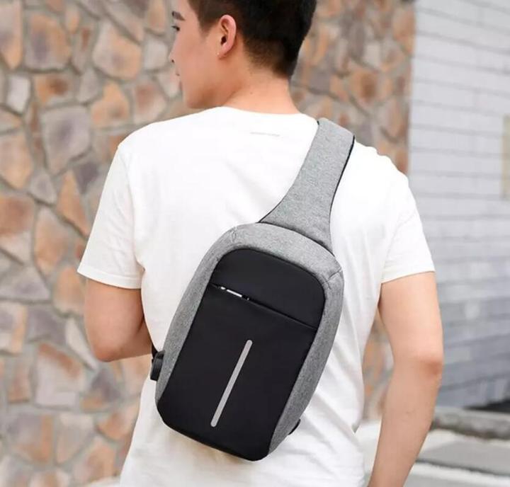 Produktbild JTI Diebstahlsichere Umhängetasche/Schultertasche mit USB-Anschluss - Schwarz